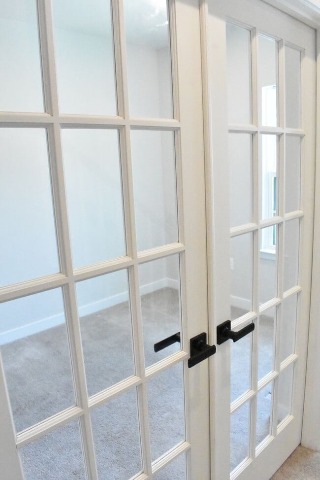 Building Photo - Fantastic Fredericksburg Townhome!