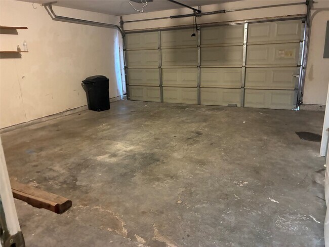 Building Photo - 13784 Hollowgreen Dr