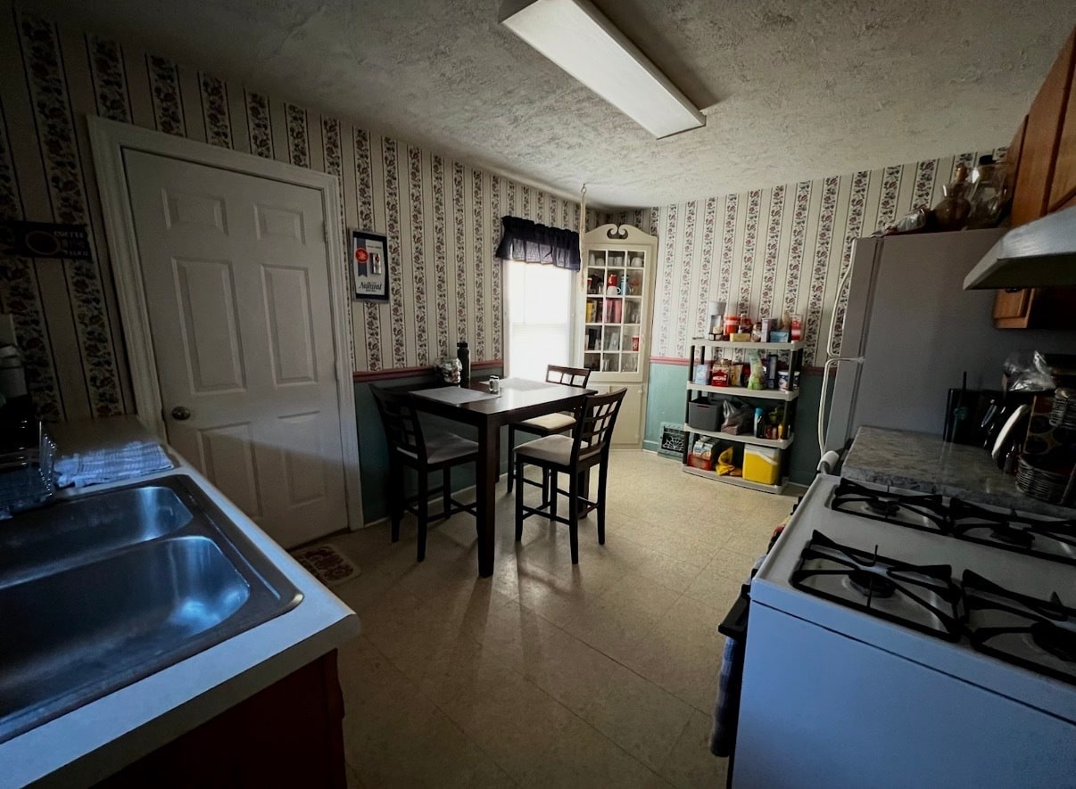 Building Photo - 609 E 12th St