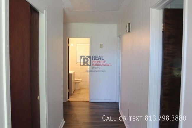 Building Photo - 621 Sunset Dr