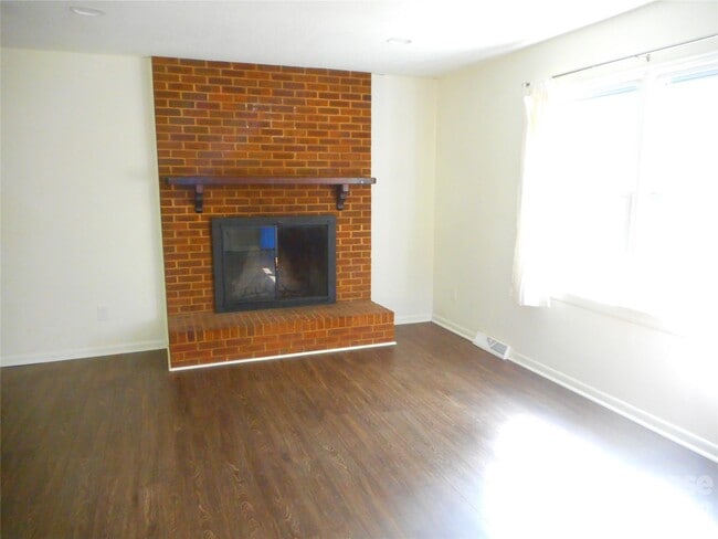 Building Photo - 733 Catawba Cir N