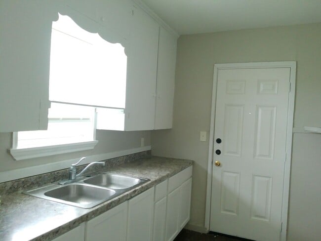 Building Photo - 2837 Sarita St