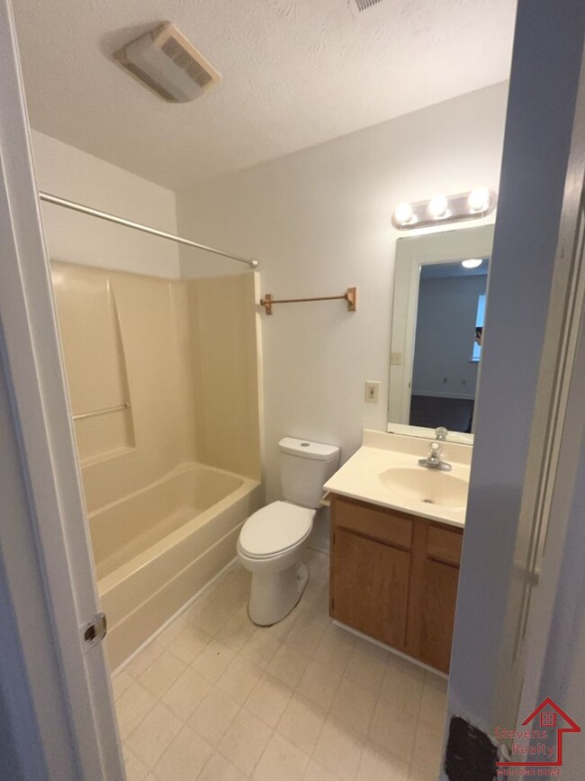 Building Photo - 304 Oriole Dr