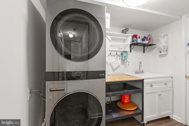 Building Photo - 11806 Camelot Way