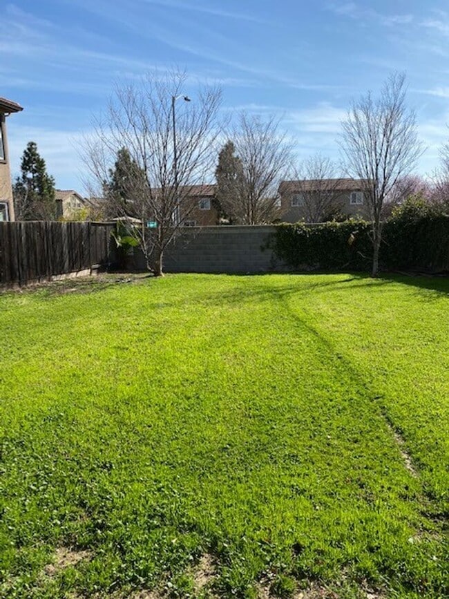 Building Photo - North Natomas 2 Story 4 bed 2.5 bath 2 Car...