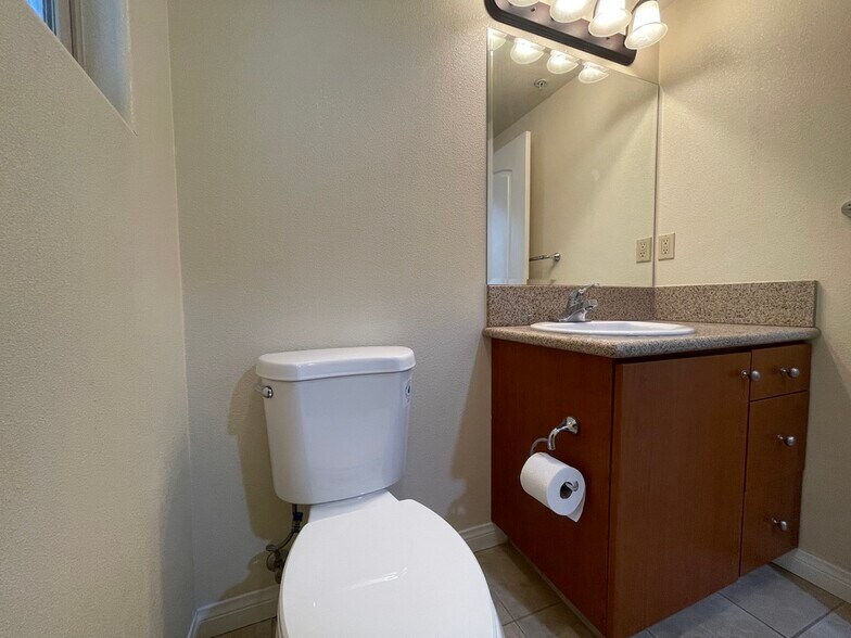 Building Photo - 15024 Magnolia Blvd