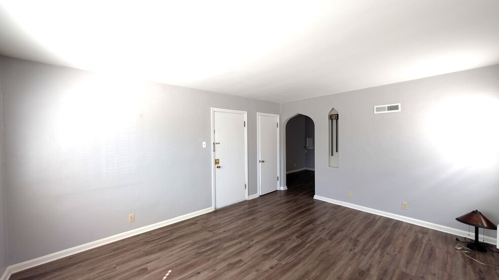 Building Photo - 5825 Sunshine Dr