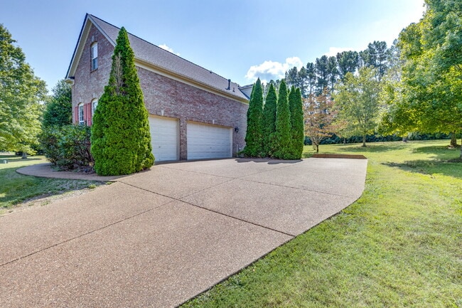 Building Photo - Luxury, Location, and Lifestyle on Rolling...