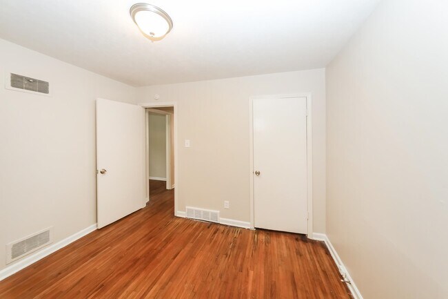 Building Photo - 3045 Beauchamp Dr