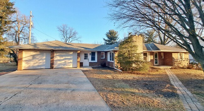 Building Photo - 3 Bed / 1-1/2 Bath Single Family Home w/ 2-Car Garage