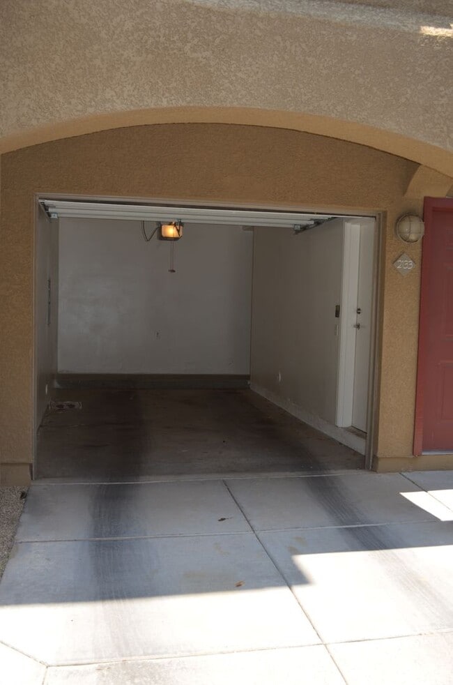 Building Photo - MOVE IN Special!!  Biltmore 2 bedroom!