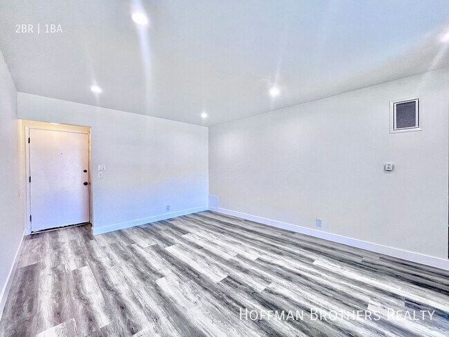 Building Photo - 530 W Arbor Vitae St