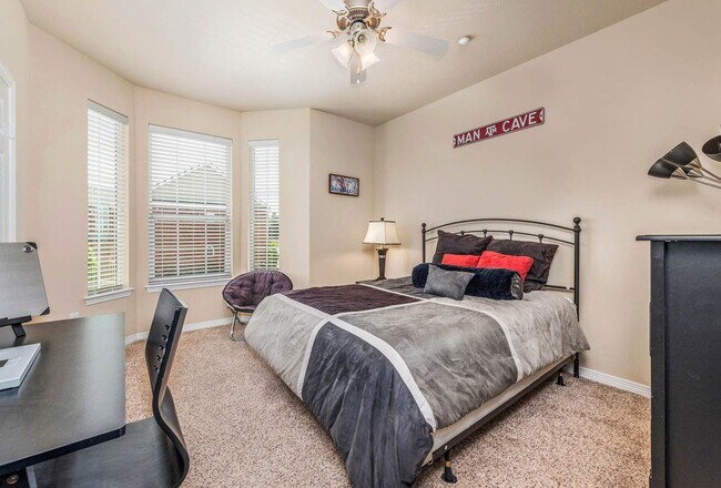 Building Photo - $500 Off 1st Month's Rent! August 2026 Pre-lease! Gorgeous 4 Bed, 4 Bath in Beautiful Lakeridge!