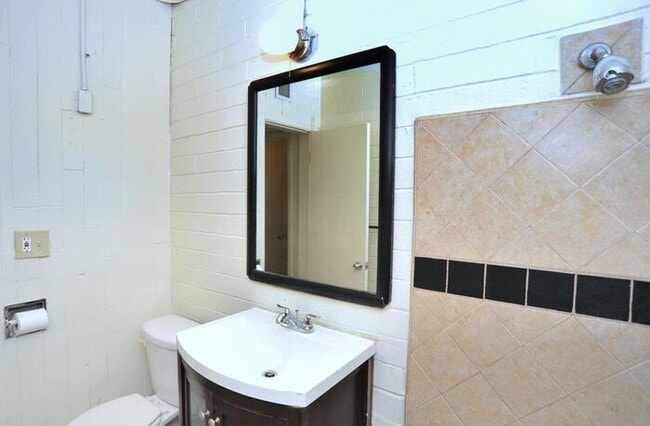 Building Photo - 4 bedroom/2 bath home on large lot near Alvernon/Grant!