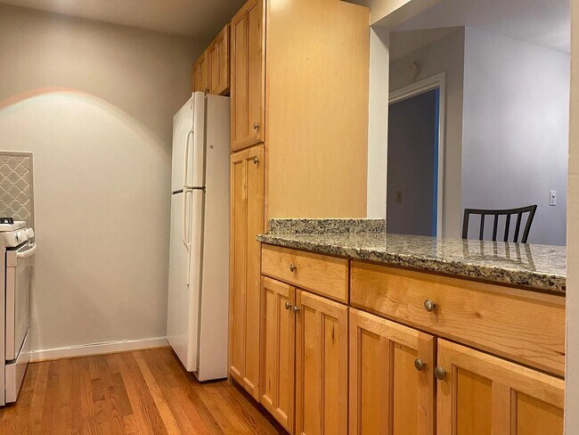 Building Photo - 160 Fairfield Woods Rd