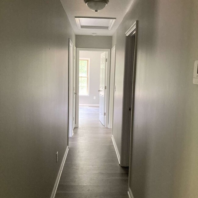 Building Photo - 511 E Parkview Dr