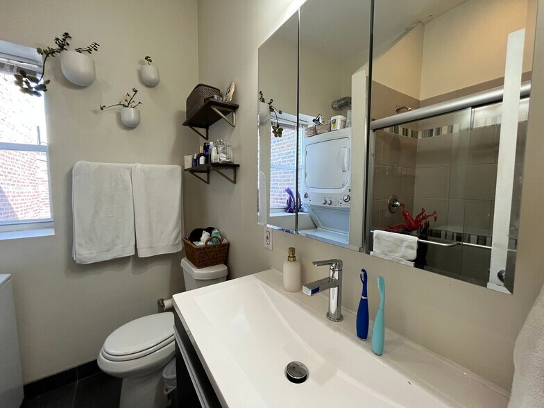 Building Photo - 317 6th S St