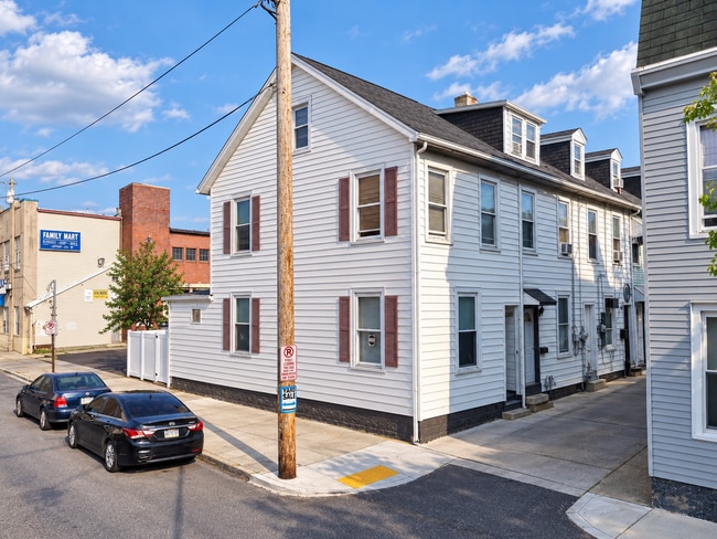 Building Photo - 547 N Silk St