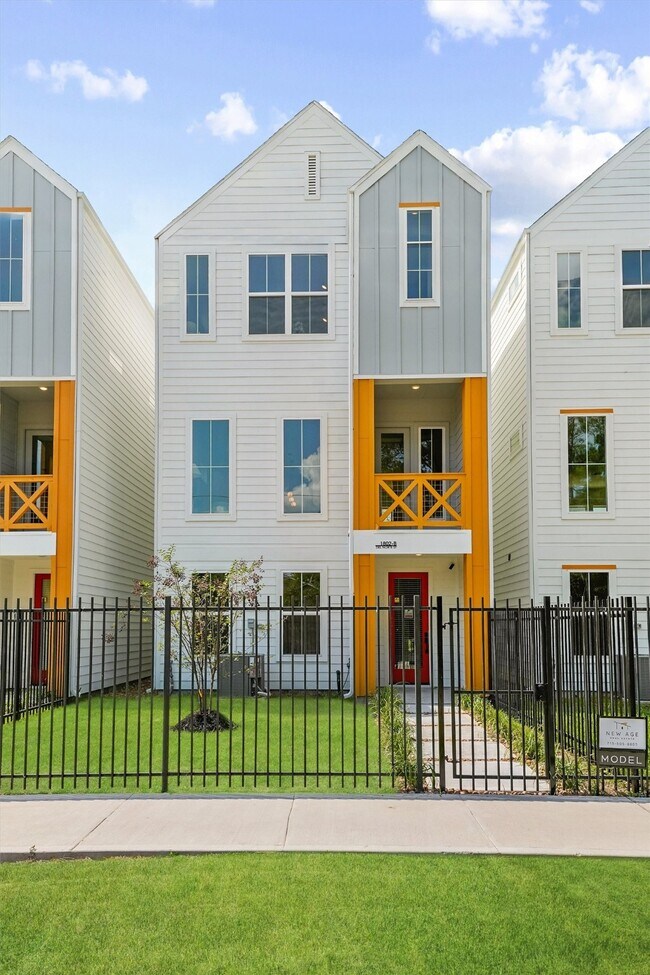 Building Photo - 3903 Pinemont Dr