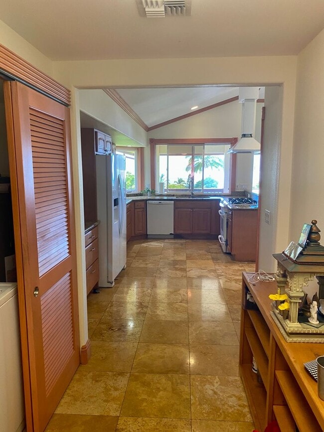 Building Photo - Stunning Launiupoko 2BR Rental – Ocean Vie...