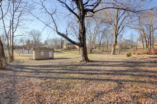 Building Photo - Three Bedroom Home Close to Ft. Campbell