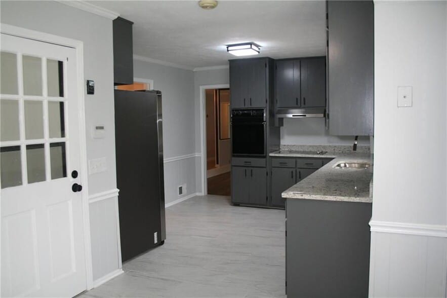 Building Photo - 2075 Pinewood Dr