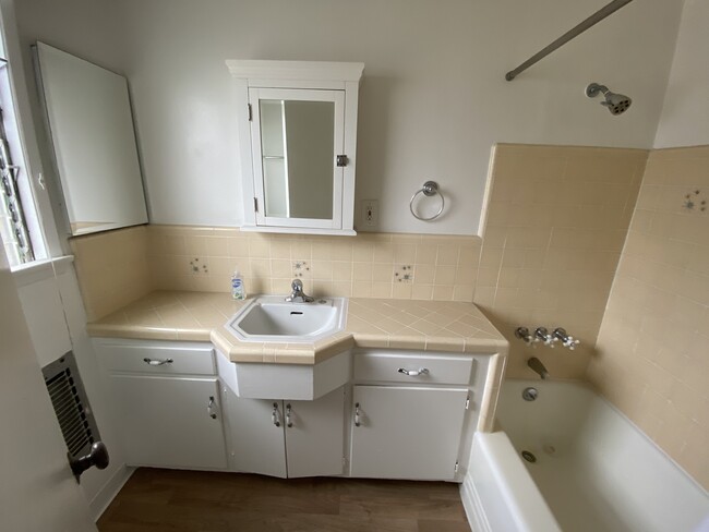 Super clean, cook 50's bathroom - 2210 24th St