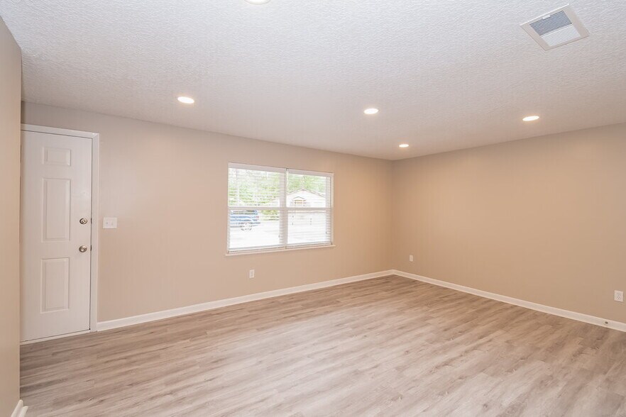 Building Photo - 4219 Pointe Haven Dr S