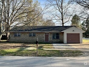 Building Photo - FOR RENT - 3 Bedroom, 1 Bath!