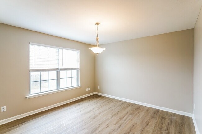 Building Photo - 221 Quiet Ln