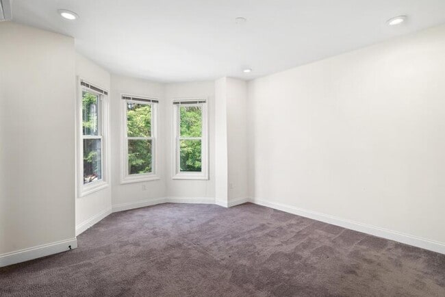 Building Photo - 125 Sumac St