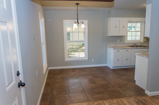 Building Photo - 3 Bed 1.5 Bath