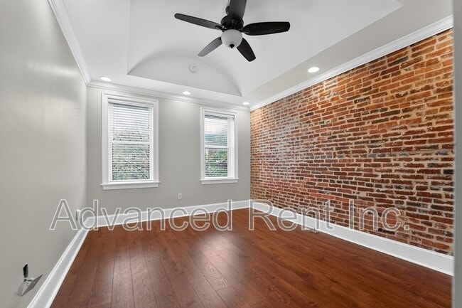Building Photo - 528 S Curley St