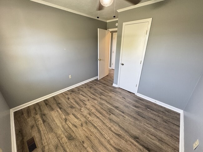 Building Photo - 527 Swanee St