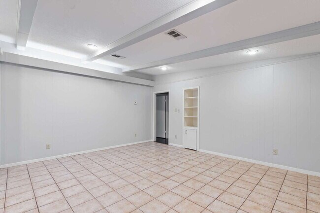 Building Photo - 118 E Thornton Rd