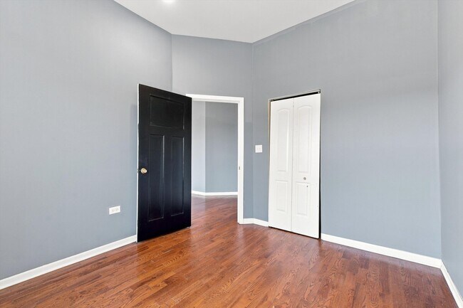 Building Photo - 4834 S Prairie Ave
