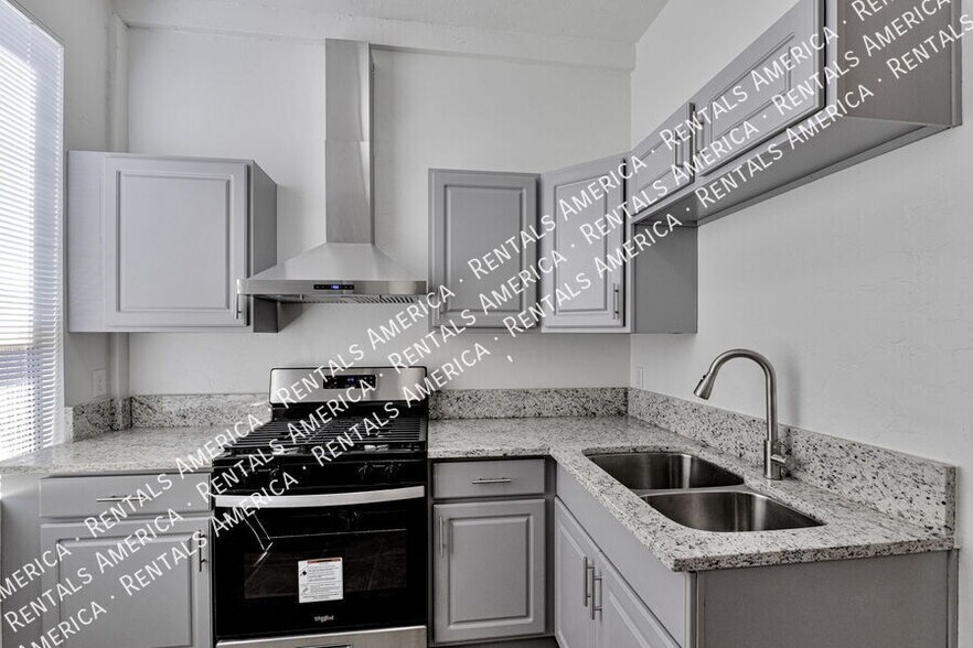 Building Photo - 2810 W Carnauba St