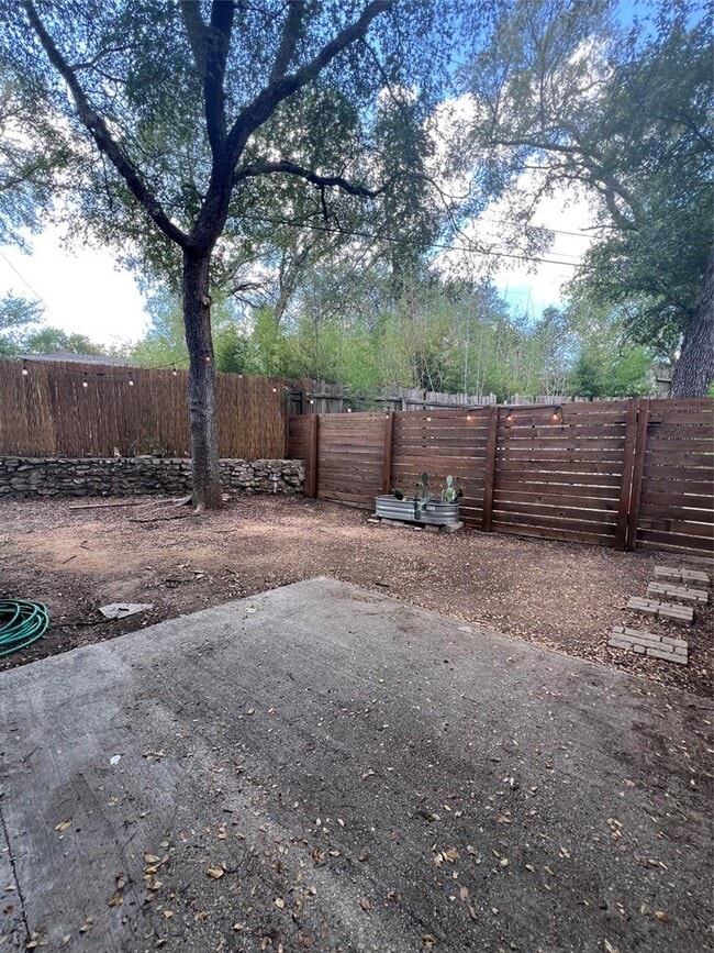 Building Photo - 6104 Walnut Hills Dr