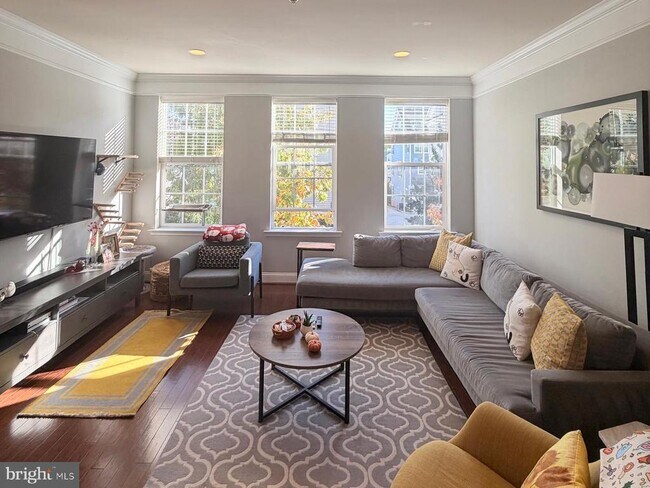 Building Photo - 81 Linden Pl