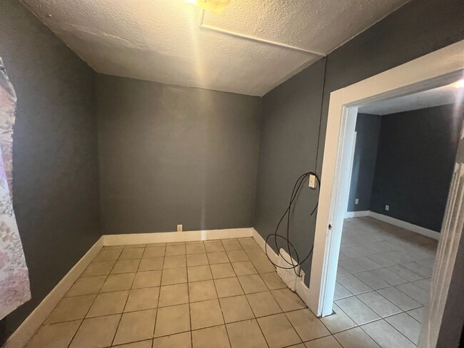 Building Photo - 2 Bedroom Lower Duplex Milwaukee
