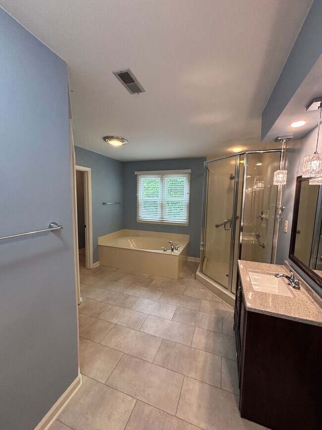 Building Photo - West Knoxville Townhouse