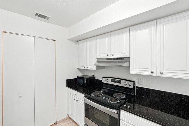 Building Photo - 8255 Ibis Club Dr