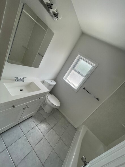 Building Photo - 2572 Merrick Rd