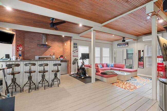 Building Photo - 1703 Meadowbrook Dr