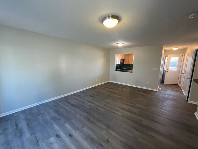 Building Photo - 2 Bed/ 1 Bath- Renovated Duplex Apt W/ Gar...