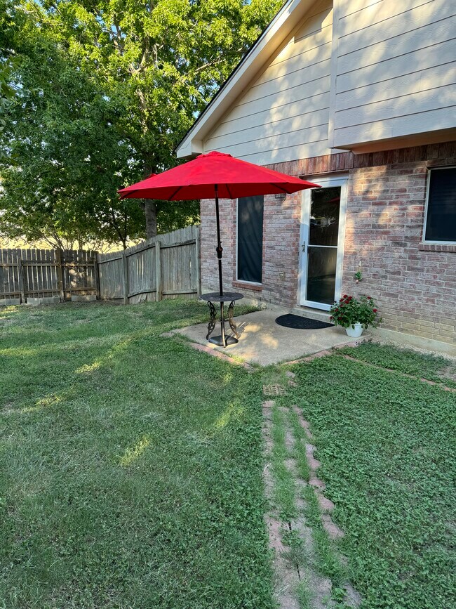 Building Photo - 900 Hollow Trail Ct