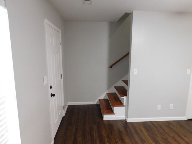 Building Photo - 2 Bed 1.5 Bath Condo
