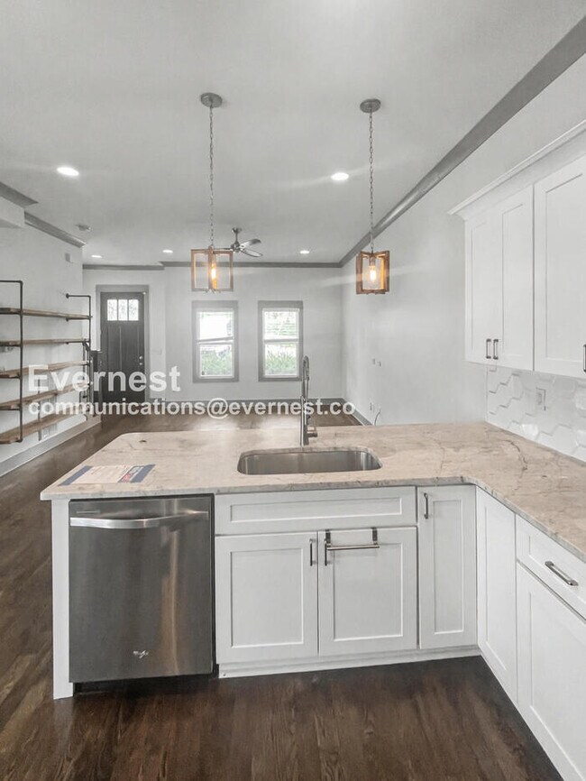 Building Photo - 3 Bed/2.5 Bath with Fenced Yard / Pet-Friendly / Available Now!