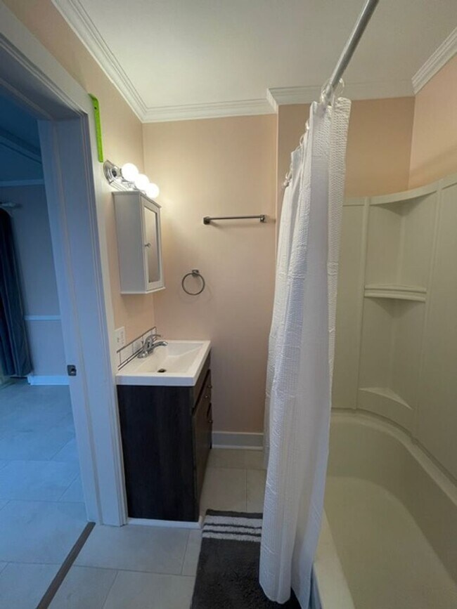 Building Photo - Newly Renovated 2 Bedroom Duplex