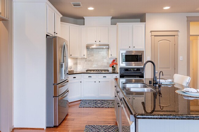 Building Photo - 27 S Mews Wood Ct